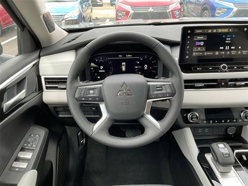 New 2025 Mitsubishi Outlander SE image 15