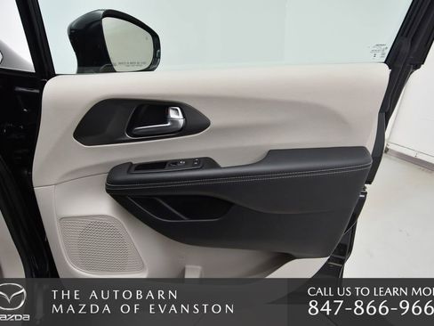 Used 2024 Chrysler Pacifica Touring-L image 39