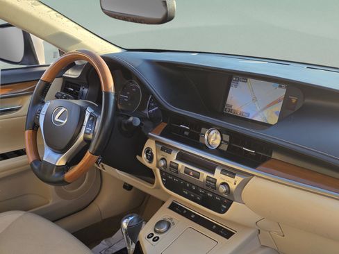 Used 2015 Lexus ES 300h w/ Navigation System Package image 32