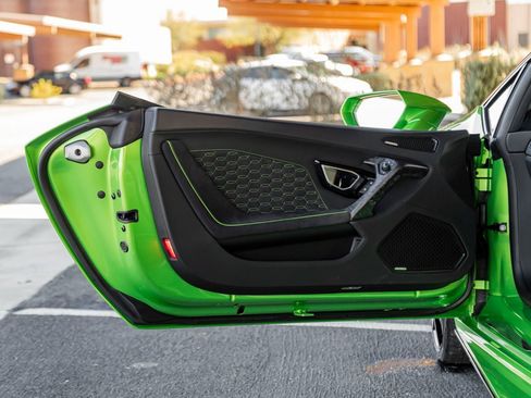 Used 2020 Lamborghini Huracan EVO image 13
