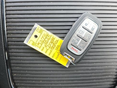 Used 2025 Chrysler Pacifica Limited FWD image 23