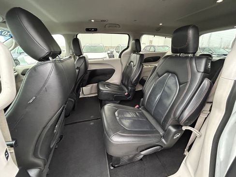 Used 2020 Chrysler Pacifica Touring-L image 13