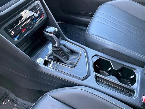 Used 2023 Volkswagen Tiguan SE w/ Panoramic Sunroof Package image 17