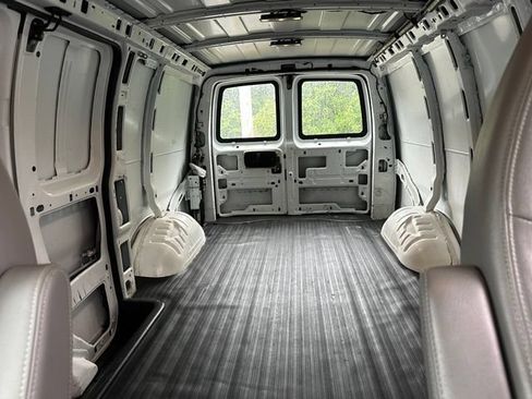 Used 2015 Chevrolet Express 2500 RWD image 20