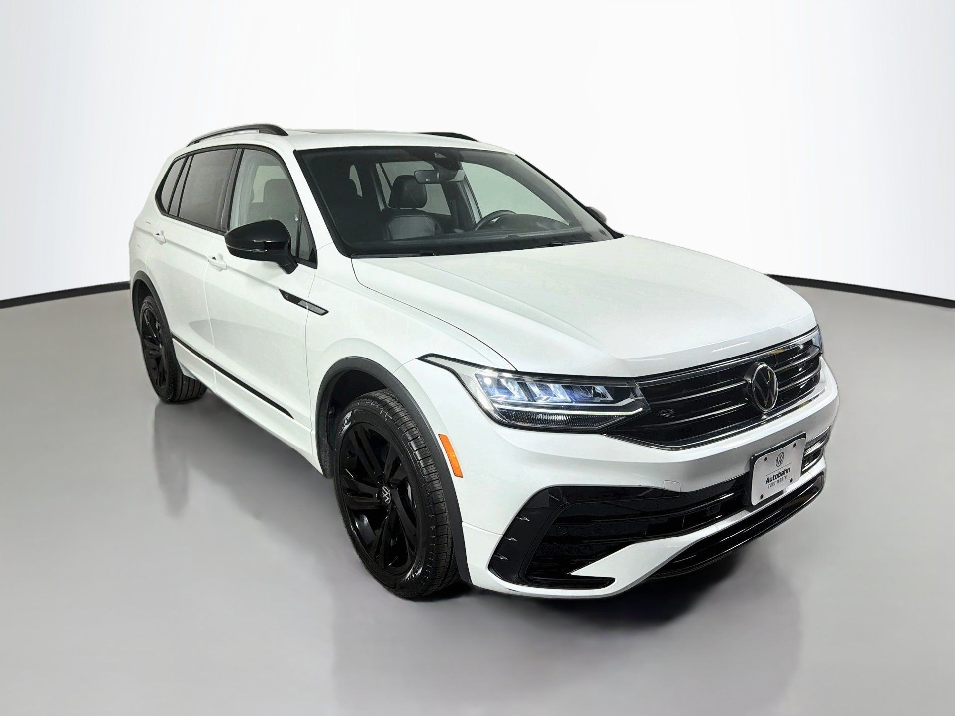 Used 2023 Volkswagen Tiguan SE R-Line FWD image 3