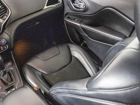 Used 2019 Jeep Cherokee Latitude Plus w/ Cold Weather Group image 35