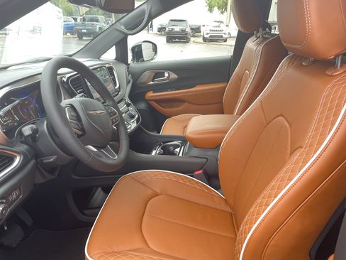New 2026 Chrysler Pacifica Pinnacle image 13