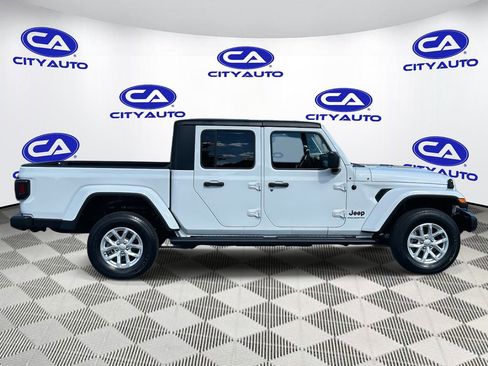 Used 2023 Jeep Gladiator Sport image 2