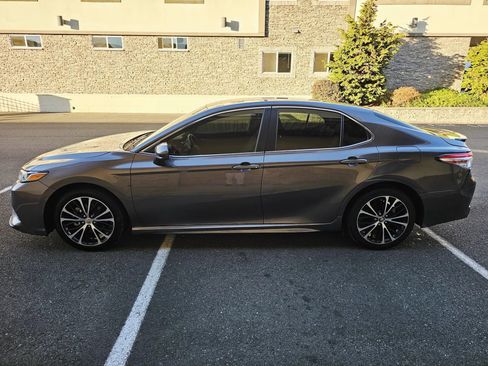 Used 2018 Toyota Camry SE image 2