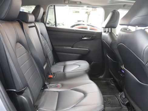 Used 2023 Toyota Highlander XLE image 18