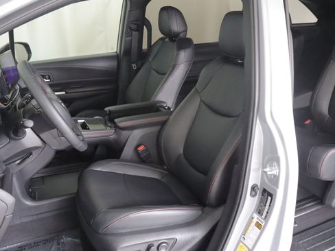 Used 2025 Toyota Sienna XSE w/ XSE Plus Package AWD/4WD image 9
