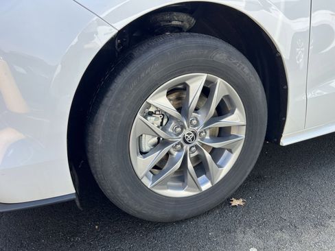 Used 2025 Toyota Sienna LE image 8