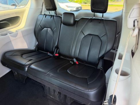 Used 2023 Chrysler Pacifica Touring-L FWD image 11