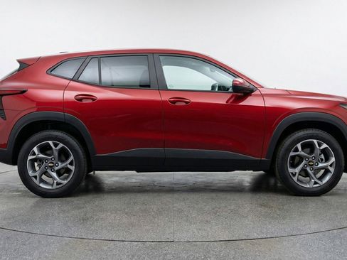 Used 2025 Chevrolet Trax LT w/ LT Convenience Package image 11