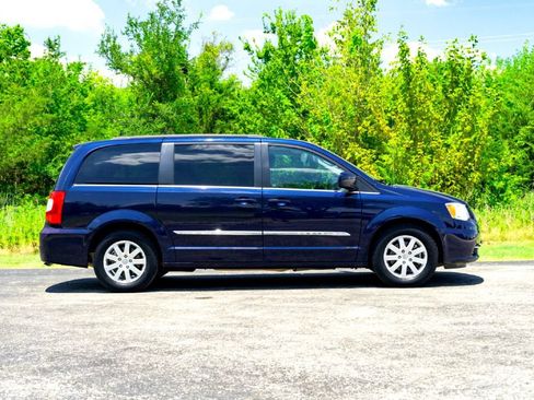 Used 2015 Chrysler Town & Country Touring FWD image 6