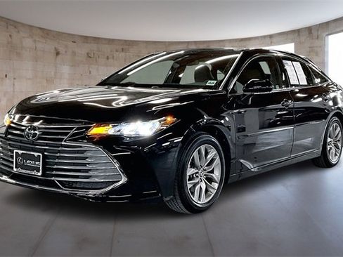 Used 2021 Toyota Avalon XLE w/ Moonroof Package image 3