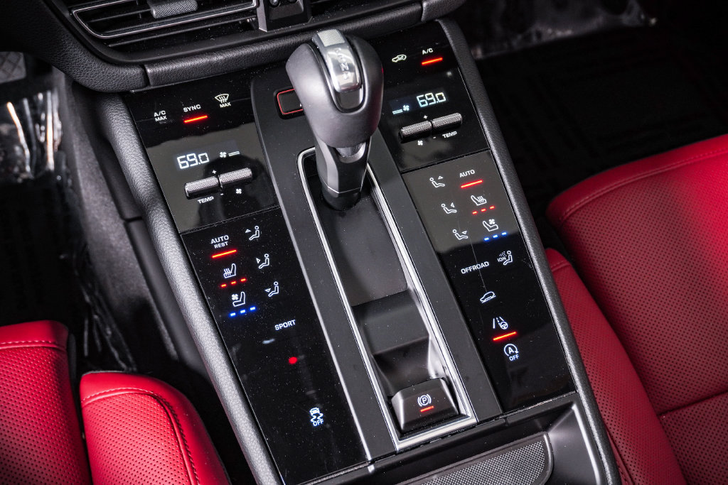 Certified 2026 Porsche Macan AWD/4WD image 24