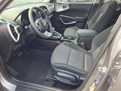 Used 2025 Kia Soul LX w/ LX Technology Package FWD image 2