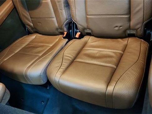 Used 2025 Mercedes-Benz GLS 450 4MATIC image 32