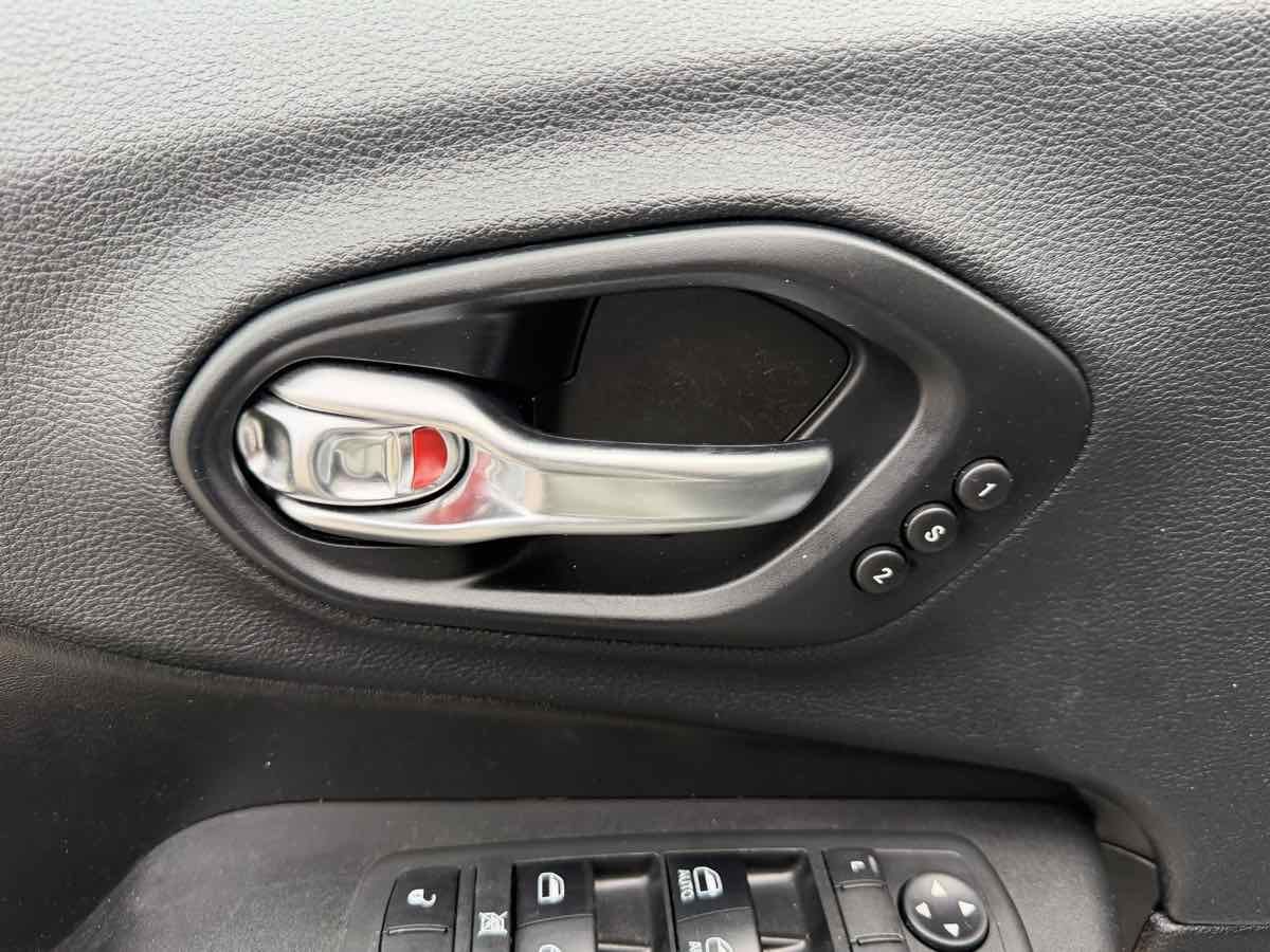Used 2019 Jeep Cherokee Limited w/ Trailer Tow Group AWD/4WD image 11