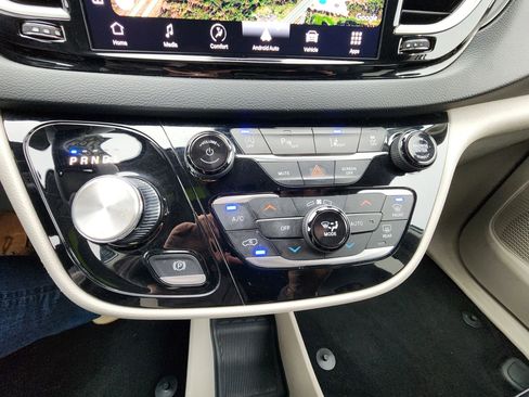 Used 2023 Chrysler Pacifica Touring-L image 37