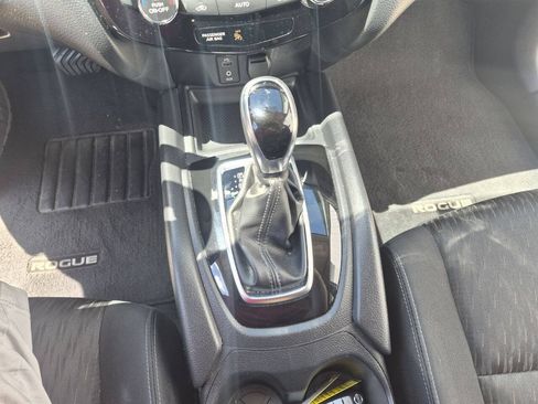 Used 2017 Nissan Rogue SV AWD/4WD image 16