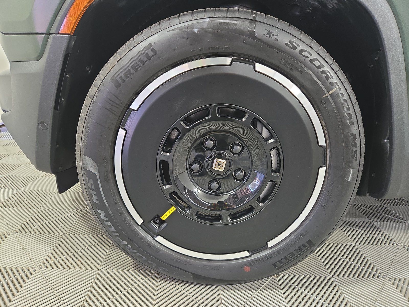 Used 2025 Rivian R1S Adventure Dual AWD/4WD image 9