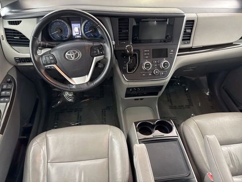 Used 2017 Toyota Sienna XLE Premium image 24