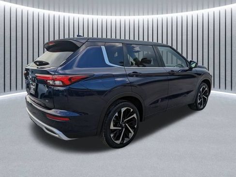 Used 2023 Mitsubishi Outlander SE Black Edition FWD image 4