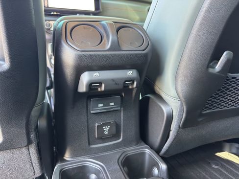 Used 2025 Jeep Gladiator Mojave AWD/4WD image 38