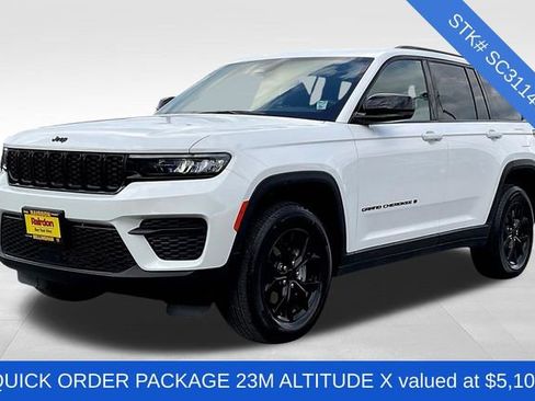 Used 2025 Jeep Grand Cherokee Altitude image 2