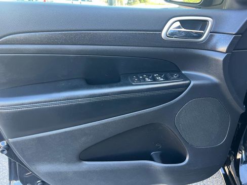 Used 2017 Jeep Grand Cherokee Altitude image 19