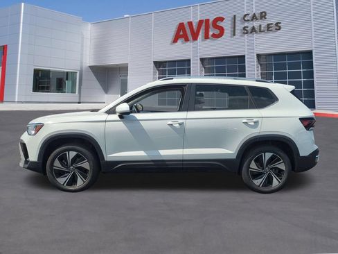 Used 2025 Volkswagen Taos SE AWD/4WD image 11