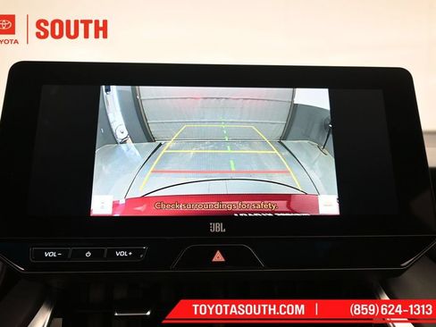 Used 2023 Toyota Venza XLE AWD/4WD image 19