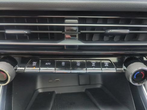 Used 2025 Chevrolet Traverse RS AWD/4WD image 25