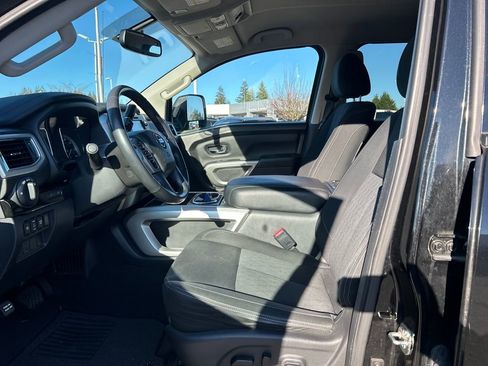 Used 2017 Nissan Titan SV image 5