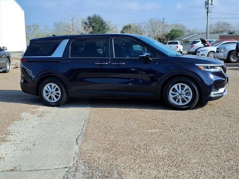Used 2023 Kia Carnival LX image 5