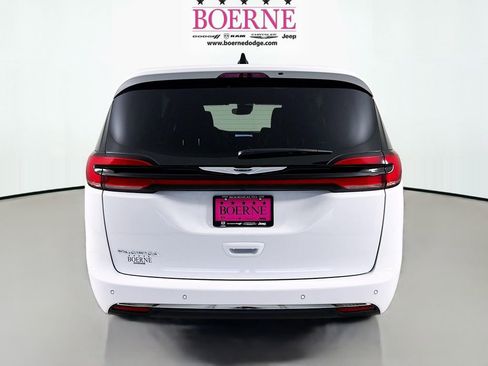 Used 2025 Chrysler Pacifica Select image 6