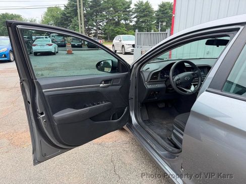 Used 2019 Hyundai Elantra SE w/ Cargo Package FWD image 9