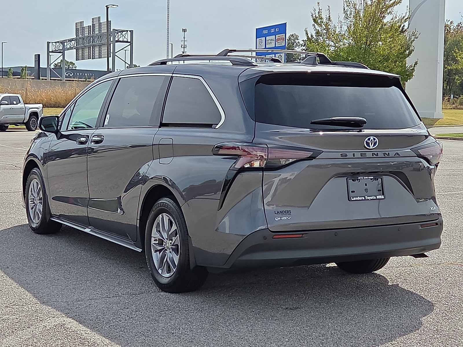 Used 2025 Toyota Sienna XLE FWD image 4