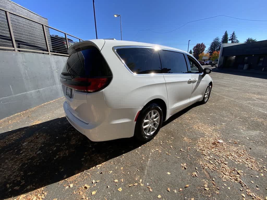 Used 2025 Chrysler Pacifica Select FWD image 6