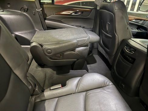 Used 2019 Cadillac Escalade Luxury image 9