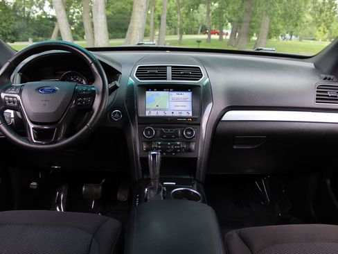 Used 2017 Ford Explorer XLT w/ Equipment Group 201A FWD image 10