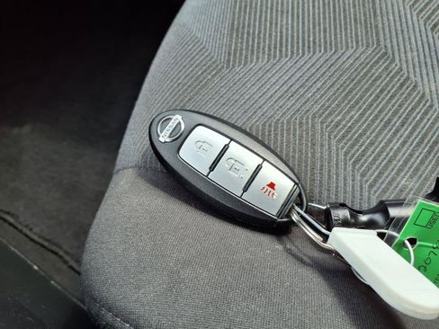 Used 2016 Nissan Rogue SV AWD/4WD image 18