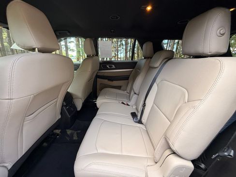 Used 2018 Ford Explorer XLT w/ Equipment Group 202A FWD image 14