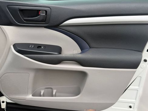 Used 2017 Toyota Highlander LE image 30