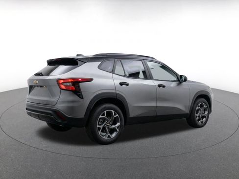 Used 2025 Chevrolet Trax LT FWD image 9