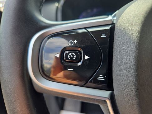 Used 2025 Volvo XC90 B5 Core image 25