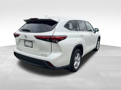 Used 2021 Toyota Highlander LE AWD/4WD image 7