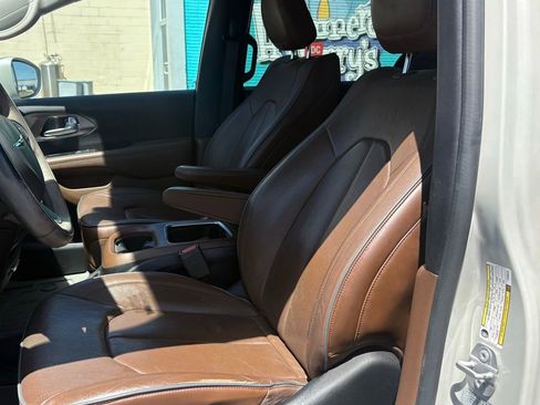 Used 2017 Chrysler Pacifica Limited FWD image 9